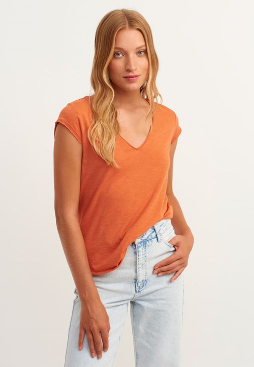 Pamuklu V-Neck Tişört ve Boot-Cut Denim Pantolon Kombini