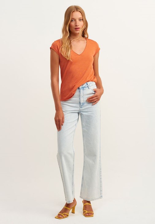 Pamuklu V-Neck Tişört ve Boot-Cut Denim Pantolon Kombini