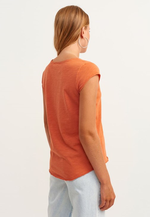 Pamuklu V-Neck Tişört ve Boot-Cut Denim Pantolon Kombini