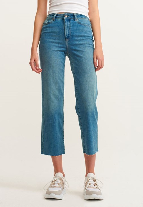Ultra Yüksek Bel Denim Pantolon ve Uzun Kollu Crop Tişört Kombini