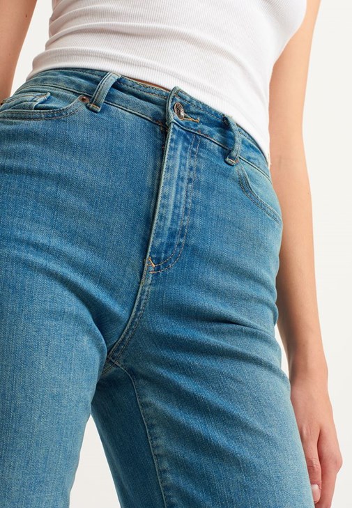 Ultra Yüksek Bel Denim Pantolon ve Uzun Kollu Crop Tişört Kombini