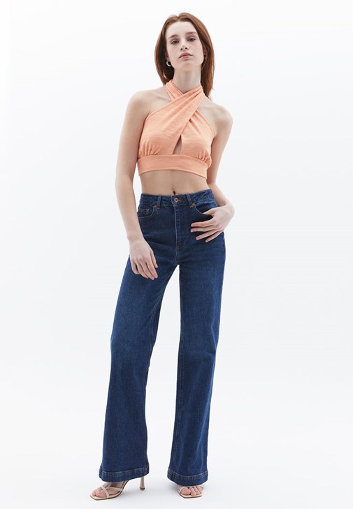 Halter Yaka Crop Top ve Çizgili Pantolon Kombini