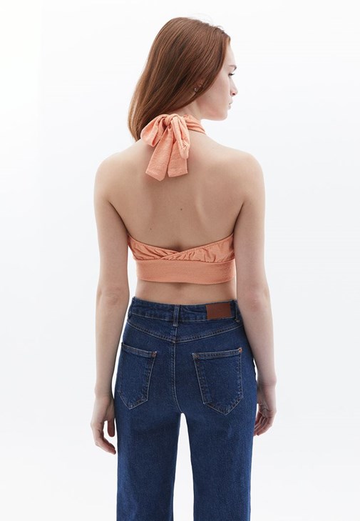 Halter Yaka Crop Top ve Çizgili Pantolon Kombini