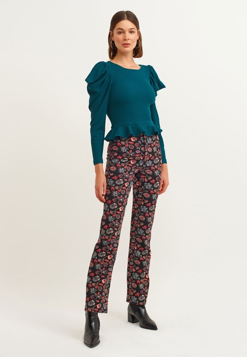 Balon Kollu Bluz ve Flower Desenli Straight Pantolon Kombini