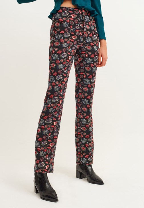 Balon Kollu Bluz ve Flower Desenli Straight Pantolon Kombini