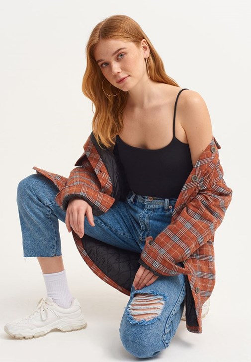  Atlet ve Mom-Fit Denim Pantolon Kombini