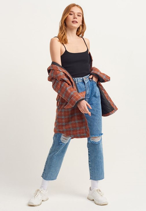  Atlet ve Mom-Fit Denim Pantolon Kombini