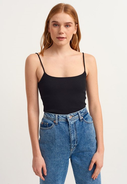  Atlet ve Mom-Fit Denim Pantolon Kombini