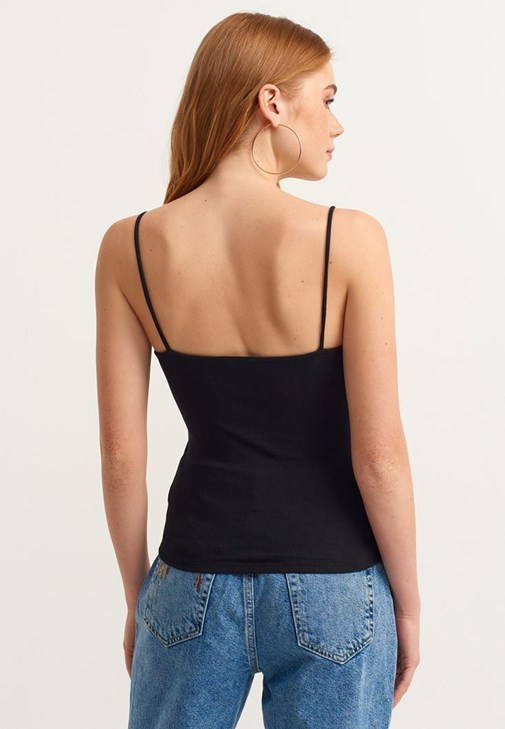  Atlet ve Mom-Fit Denim Pantolon Kombini