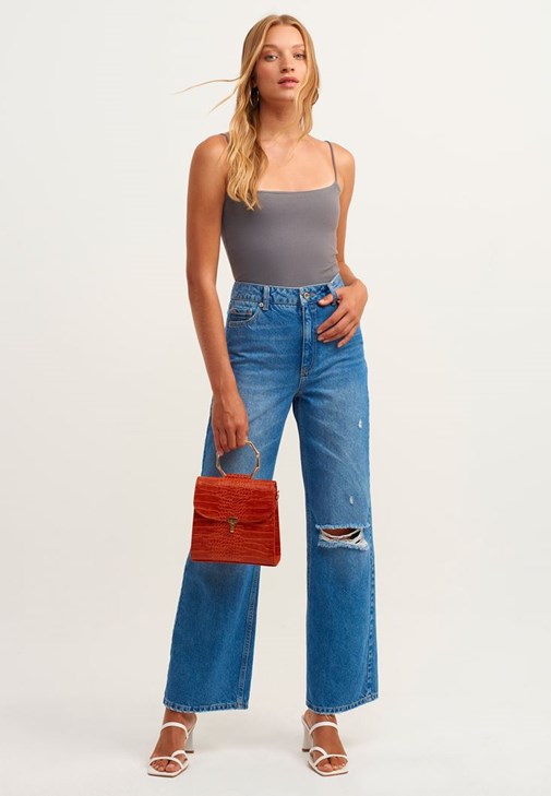 Kare Yaka Atlet ve Wide-Leg Denim Kombini