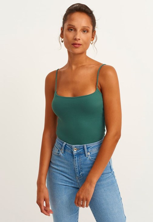 Kare Yaka Atlet ve Slim-Fit Pantolon Kombini