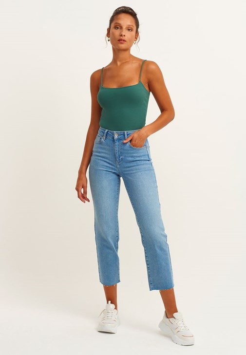 Kare Yaka Atlet ve Slim-Fit Pantolon Kombini