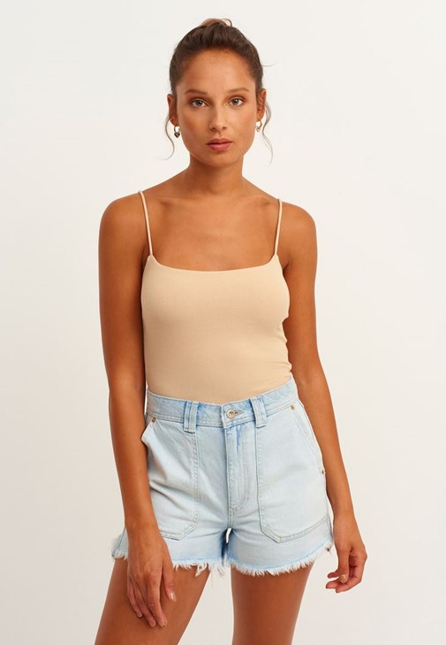 Casual Kare Yaka Atlet ve Denim Şort Kombini