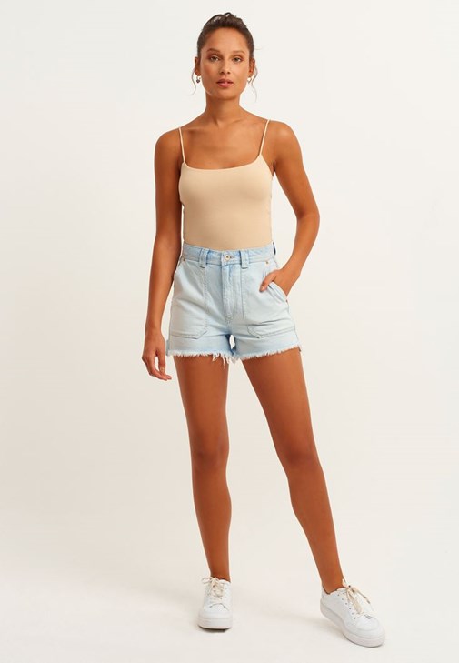 Casual Kare Yaka Atlet ve Denim Şort Kombini