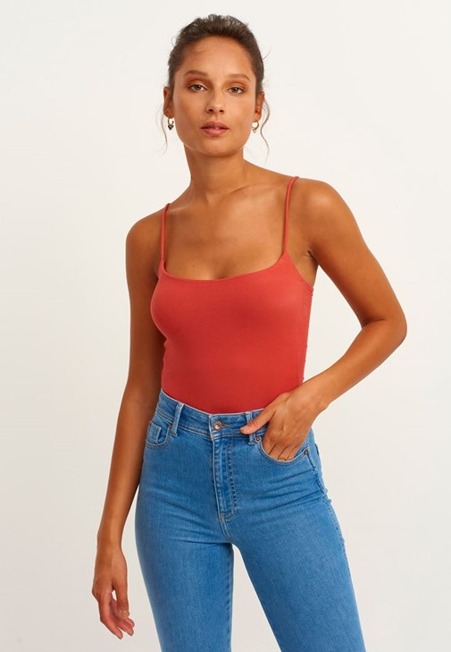 Kare Yaka Atlet ve Flare Denim Pantolon Kombini