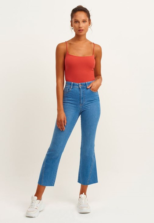Kare Yaka Atlet ve Flare Denim Pantolon Kombini