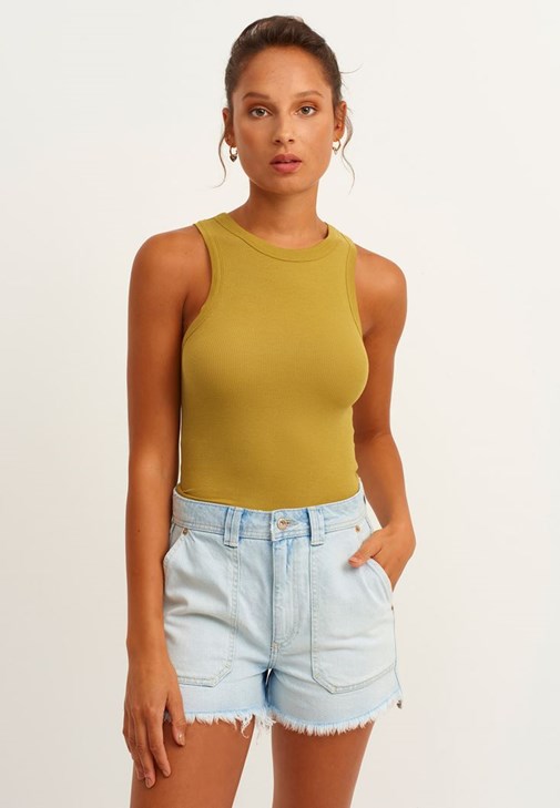 Halter-Neck Tank ve Denim Şort Kombini