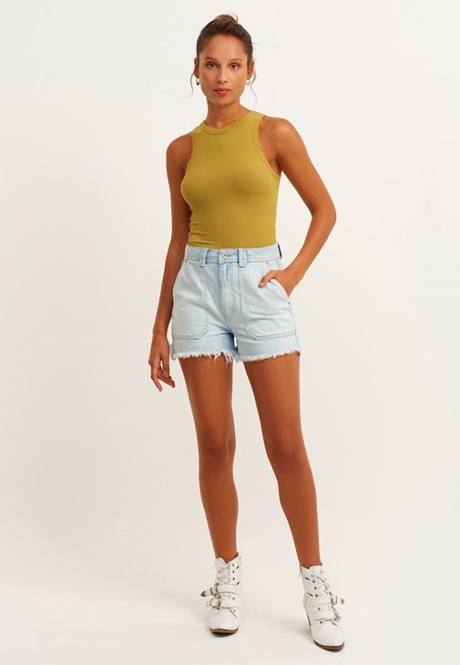 Halter-Neck Tank ve Denim Şort Kombini