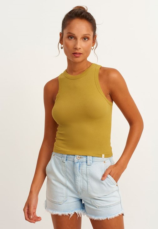 Halter-Neck Tank ve Denim Şort Kombini