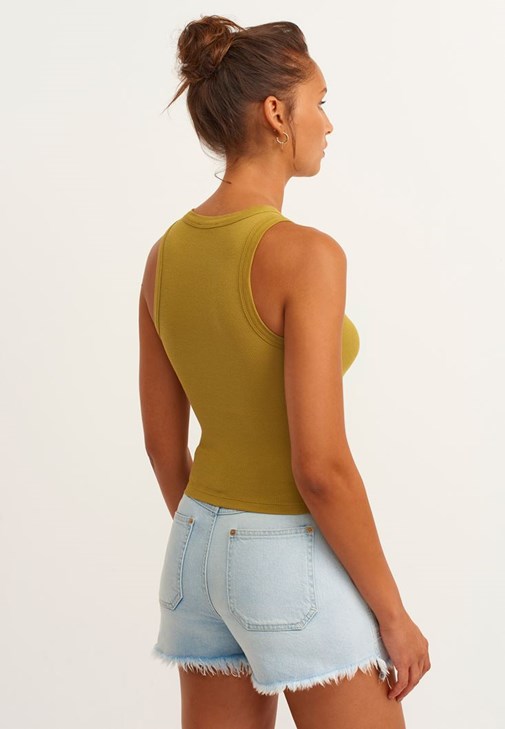 Halter-Neck Tank ve Denim Şort Kombini