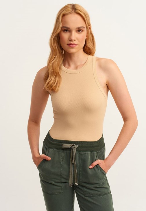 Halter-Neck Tank Top ve Yumuşak Dokulu Jogger Pantolon Kombini