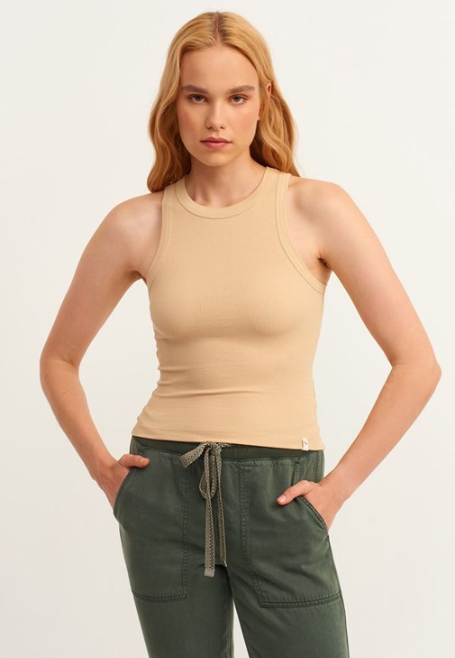 Halter-Neck Tank Top ve Yumuşak Dokulu Jogger Pantolon Kombini