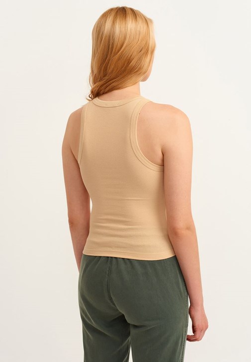 Halter-Neck Tank Top ve Yumuşak Dokulu Jogger Pantolon Kombini