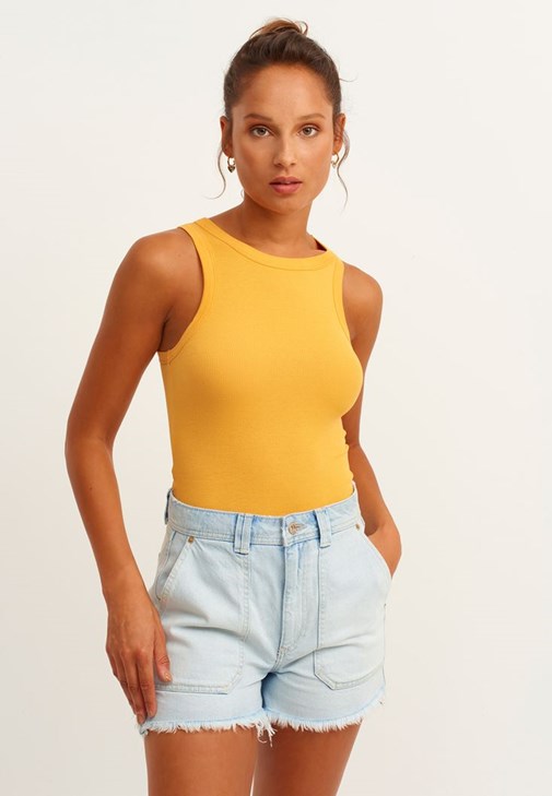 Halter Yaka Atlet ve Pamuklu Denim Şort Kombini