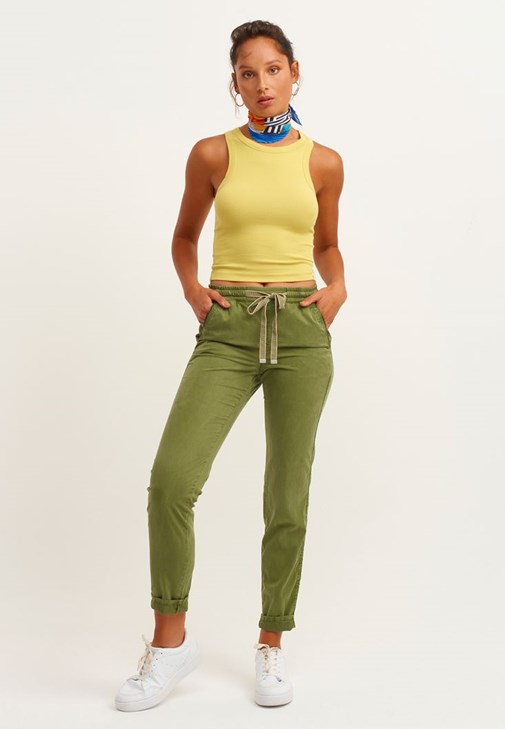Halter-Neck Tank Top ve Bağcıklı Pantolon Kombini