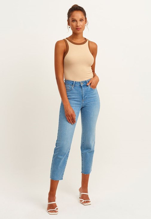 Halter Yaka Atlet ve  Slim-Fit Pantolon Kombini