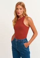 Halter-Neck Tank Top ve Mom-Fit Denim Pantolon Kombini