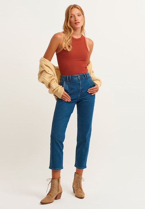 Halter-Neck Tank Top ve Mom-Fit Denim Pantolon Kombini
