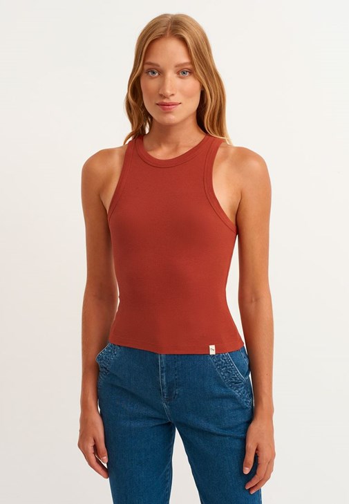 Halter-Neck Tank Top ve Mom-Fit Denim Pantolon Kombini