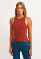 Halter-Neck Tank Top ve Mom-Fit Denim Pantolon Kombini