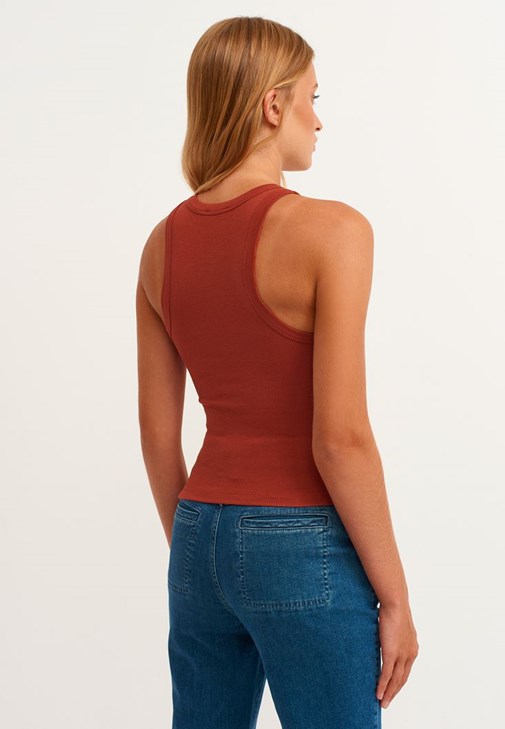 Halter-Neck Tank Top ve Mom-Fit Denim Pantolon Kombini