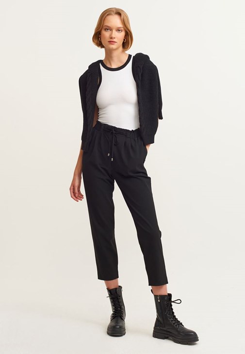 Halter-Neck Tank Top ve Denim Pantolon Kombini