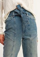 Bayan Mavi Kuşaklı Mom-Fit Denim Pantolon