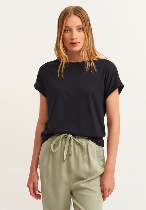 Bot Yaka Tişört ve  Nature Friendly Jogger Pantolon Kombini