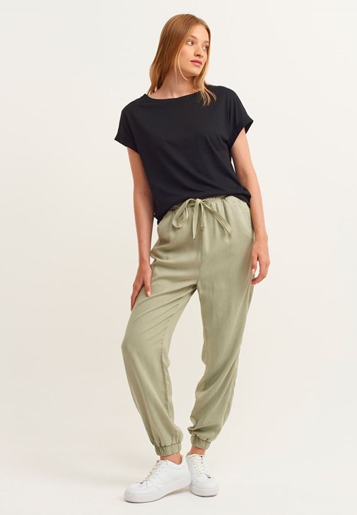 Bot Yaka Tişört ve  Nature Friendly Jogger Pantolon Kombini