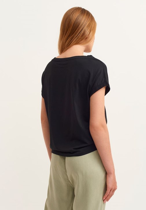 Bot Yaka Tişört ve  Nature Friendly Jogger Pantolon Kombini