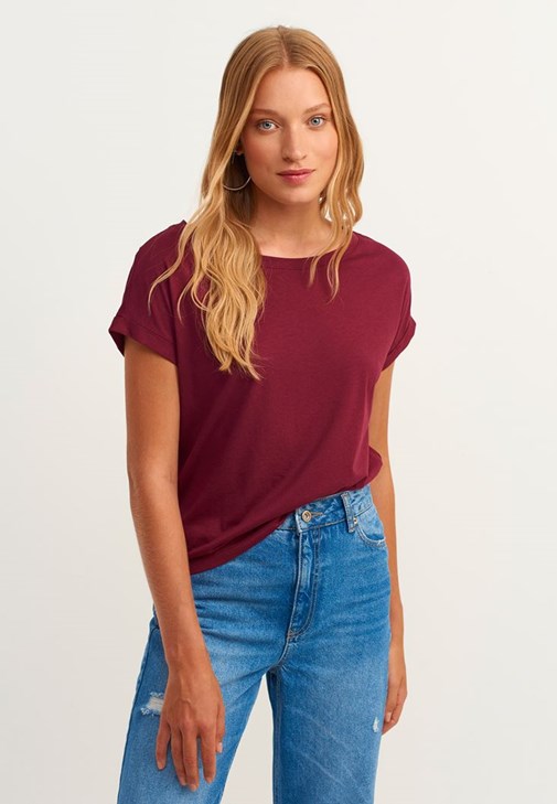 Bot Yaka Tişört ve Wide-Leg Denim Pantolon Kombini