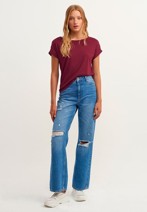 Bot Yaka Tişört ve Wide-Leg Denim Pantolon Kombini
