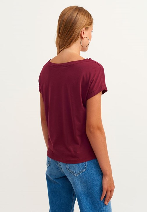 Bot Yaka Tişört ve Wide-Leg Denim Pantolon Kombini