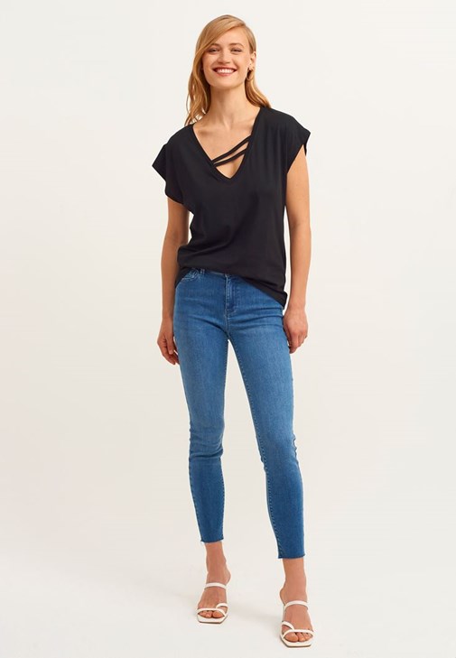 V-Neck Tişört ve Push-Up Skinny Pantolon Kombini