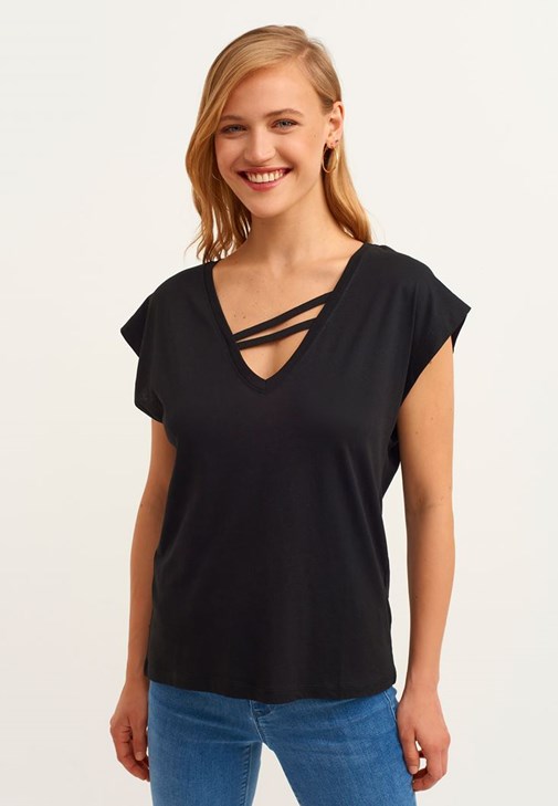 V-Neck Tişört ve Push-Up Skinny Pantolon Kombini