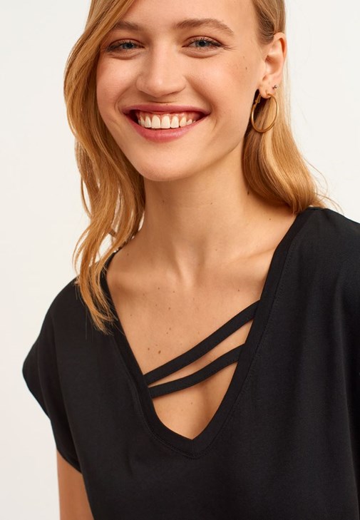 V-Neck Tişört ve Push-Up Skinny Pantolon Kombini