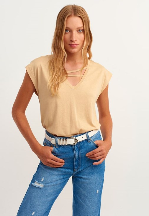 V-Neck Tişört ve Baggy-Fit Pantolon Kombini 