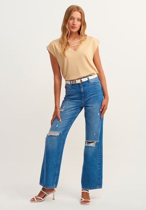 V-Neck Tişört ve Baggy-Fit Pantolon Kombini 