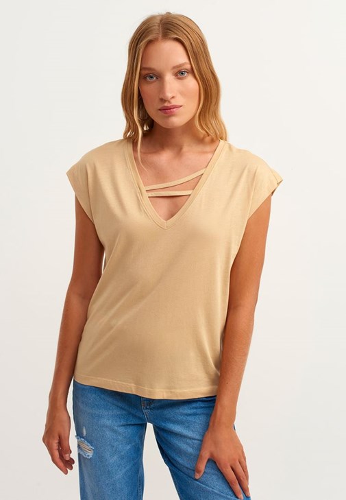 V-Neck Tişört ve Baggy-Fit Pantolon Kombini 