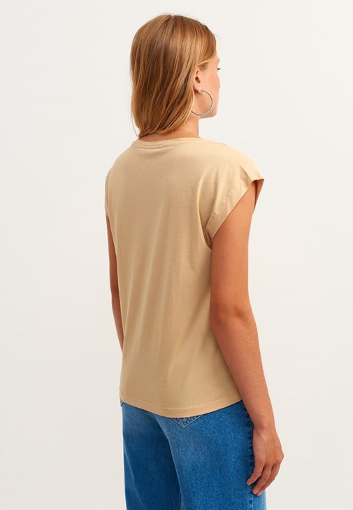 V-Neck Tişört ve Baggy-Fit Pantolon Kombini 